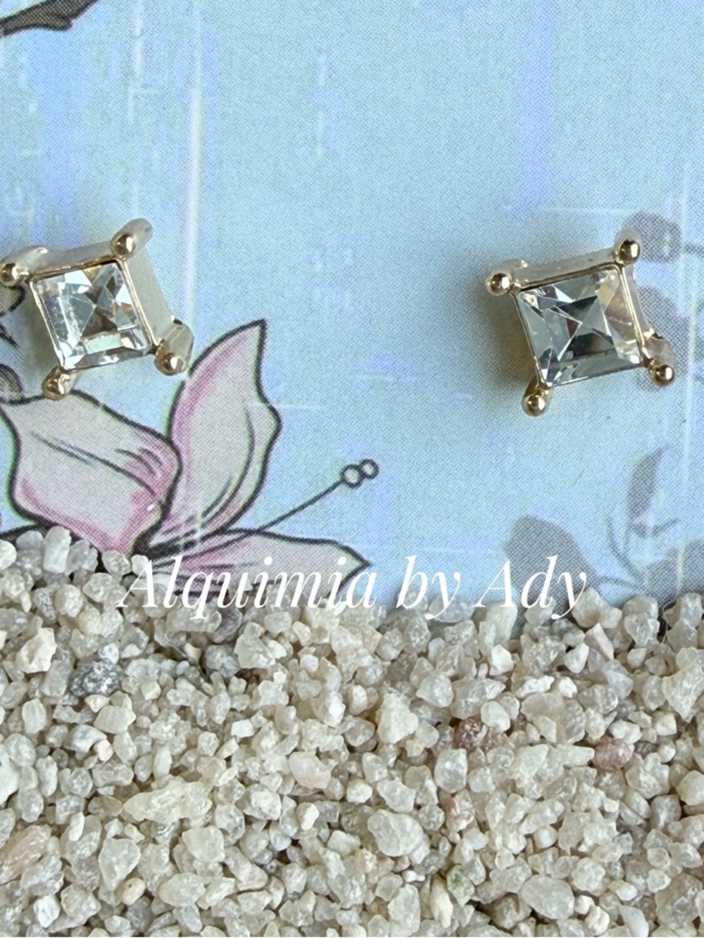 GOLD TRIM SQUARE solitarie diamond style studs zirconia